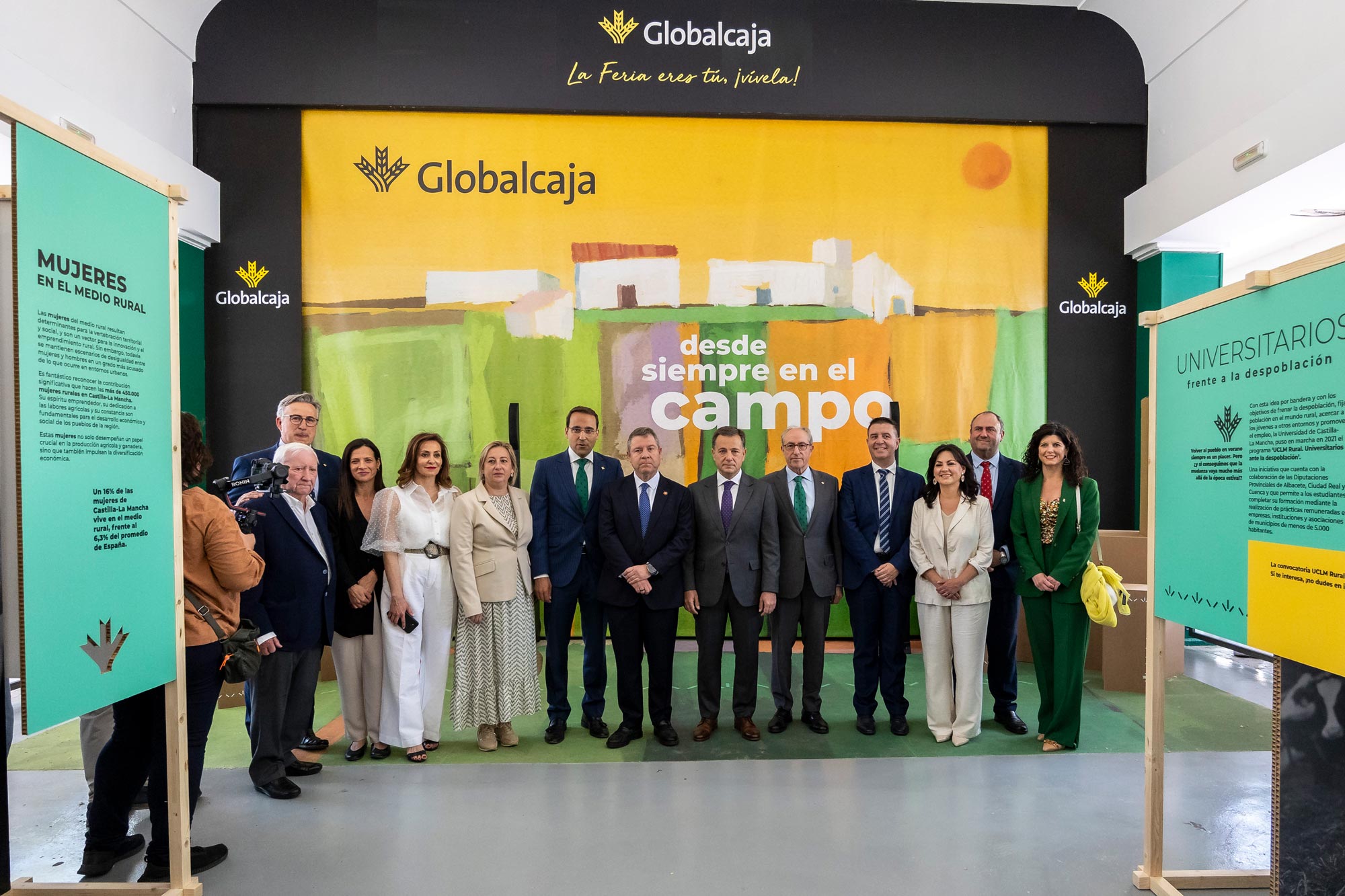 Autoridades en el stand de Globalcaja en Expovicaman.