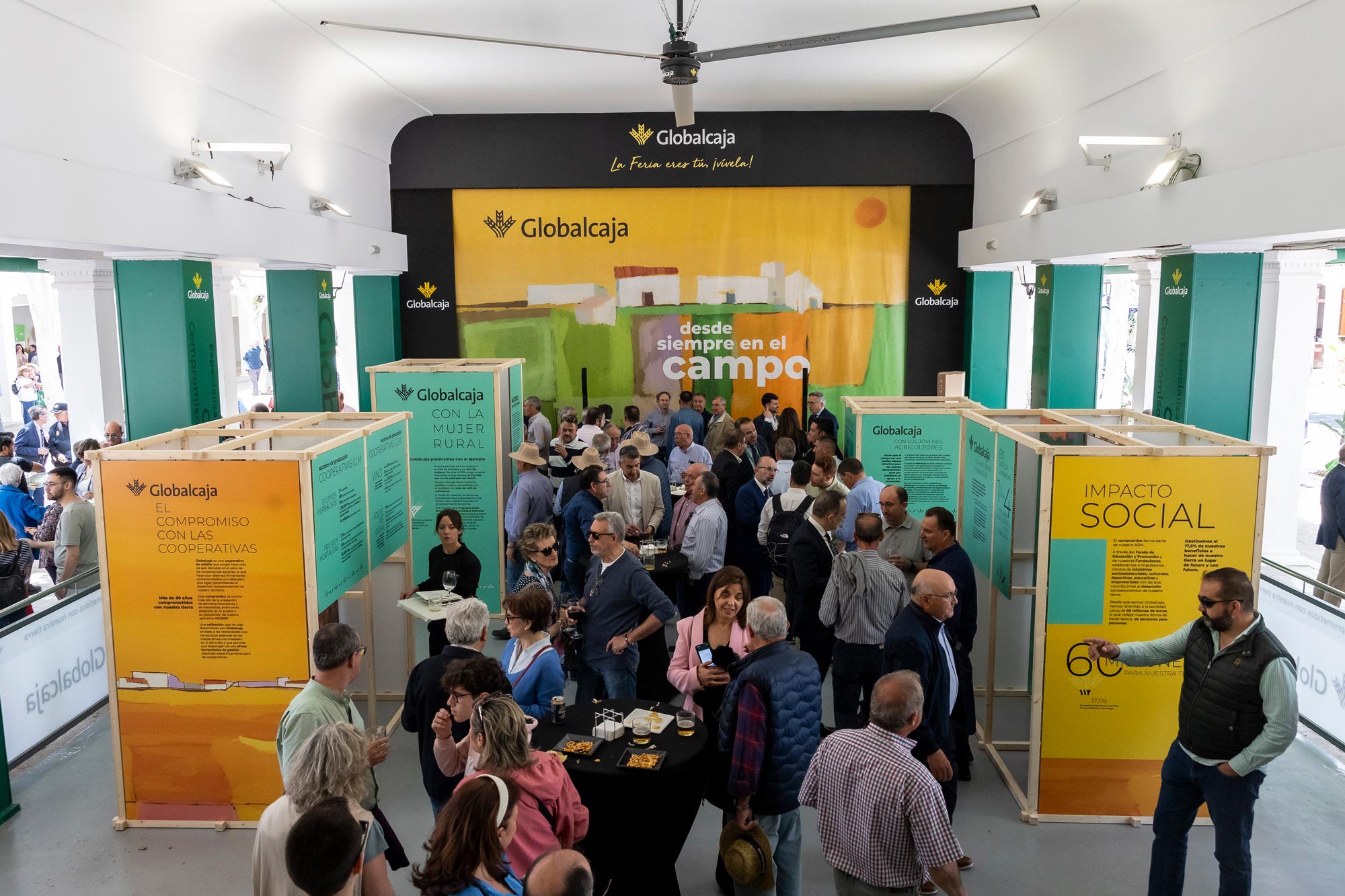 Público en el stand de Globalcaja en Expovicaman.