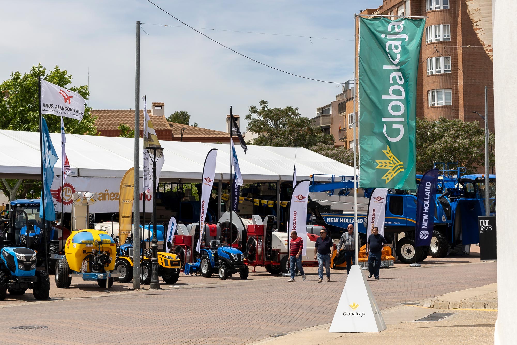 Explanada con maquinaria agrícola en Expovicaman, feria patrocinada por Globalcaja.