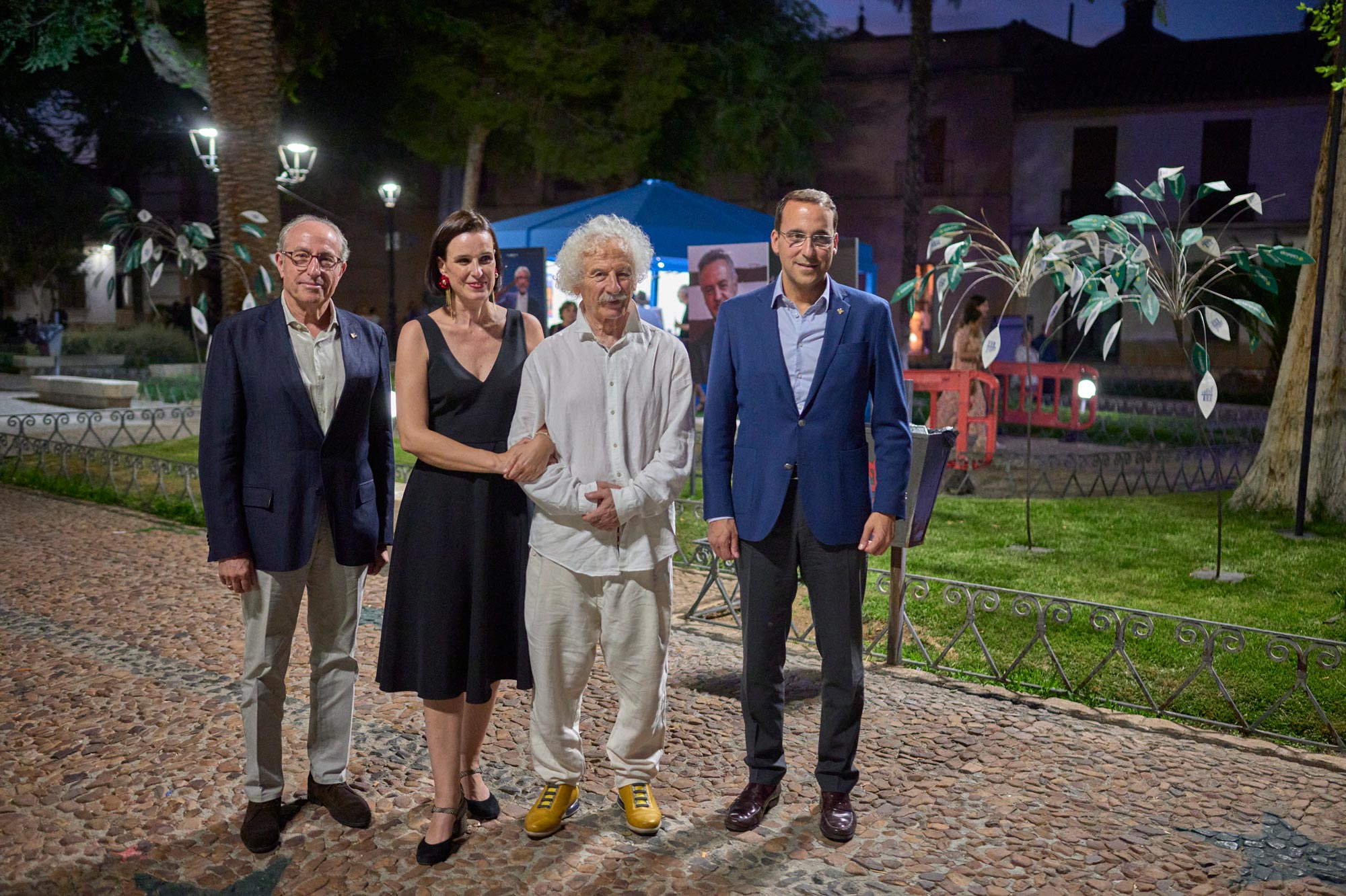 El presidente y el director general de Globalcaja visitan la exposición del Paseo de la Fama, junto a Rafael Álvarez El Brujo, Premio Corral de Comedias 2024 y la directora del Festival de Almagro, patrocinado por Globalcaja. 